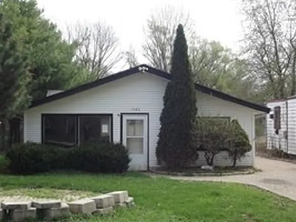 1382 Pearl St, Montgomery, IL 60538