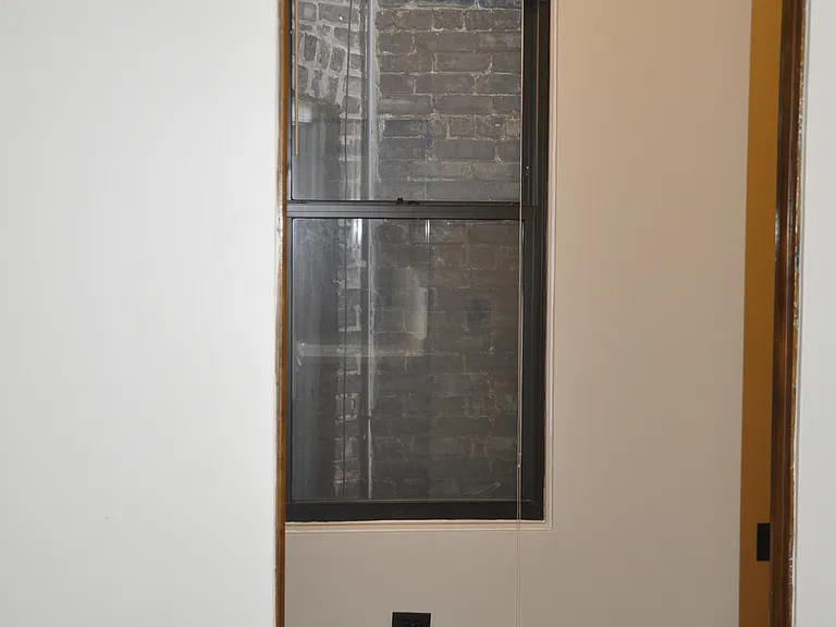 2326 W 24th St — Photo 8
