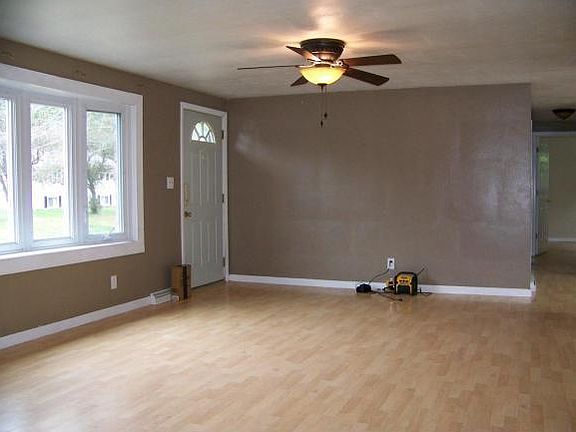 3rd image of 10 Deborah Dr