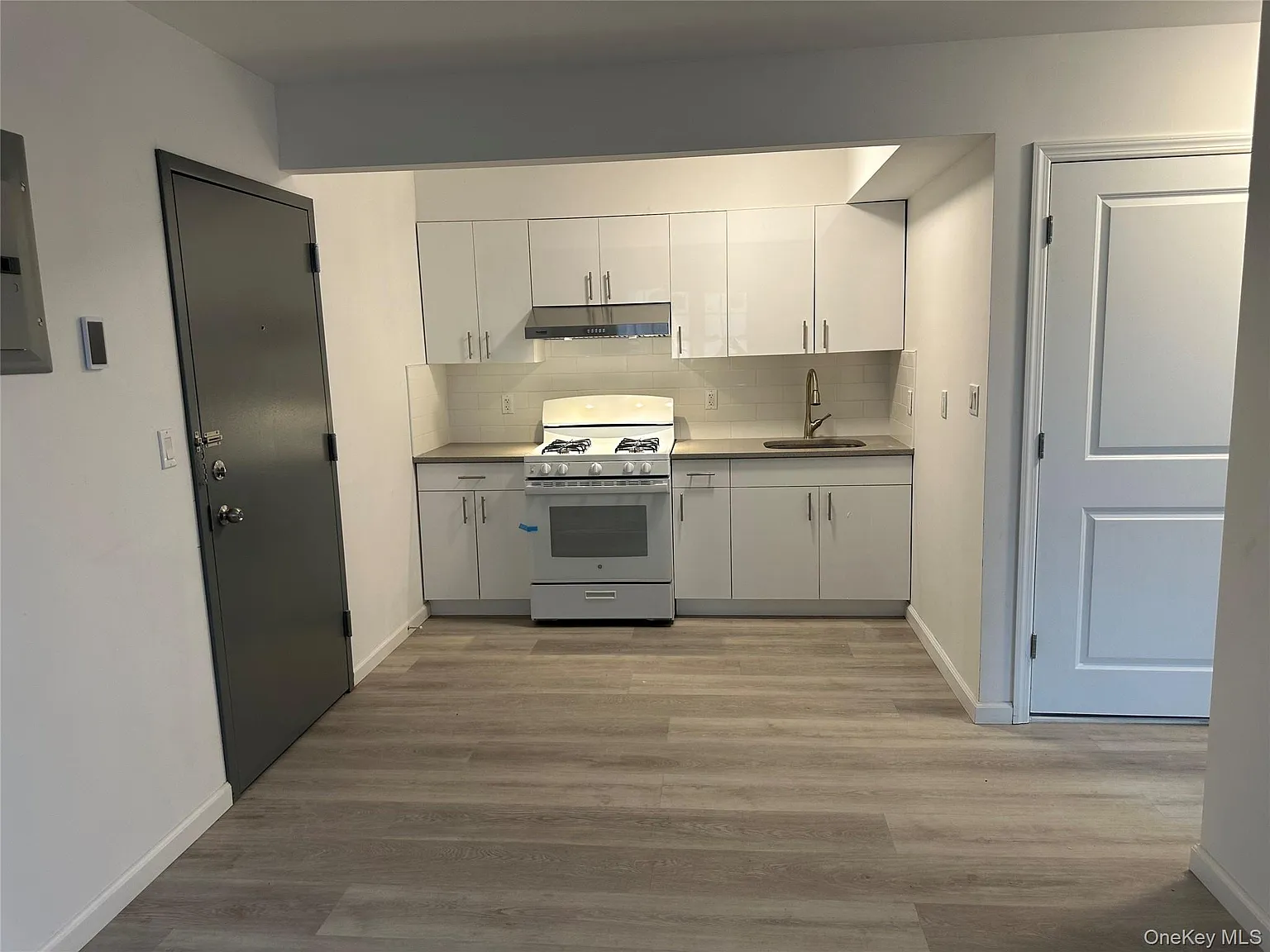 3 bed, 1.0 bath, 820 sqft, $3,250 — Photo 4