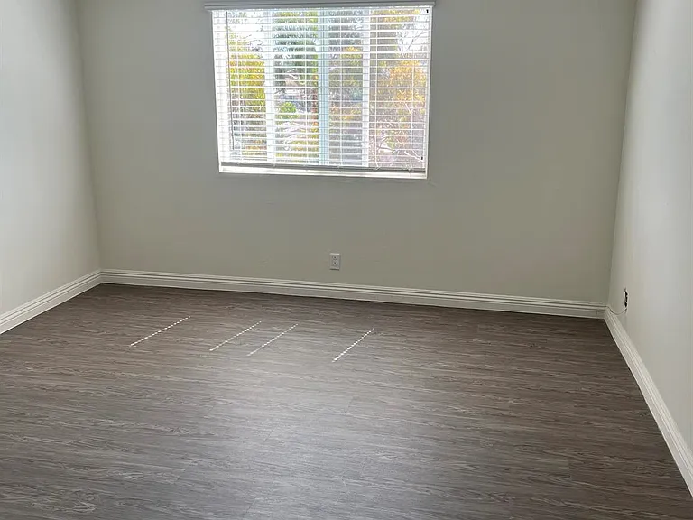Greenbrier Apartments — Photo 22