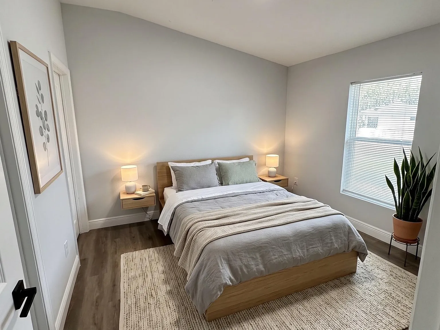 3 bed, 1.5 bath, 122 sqft, $1,364 — Photo 3