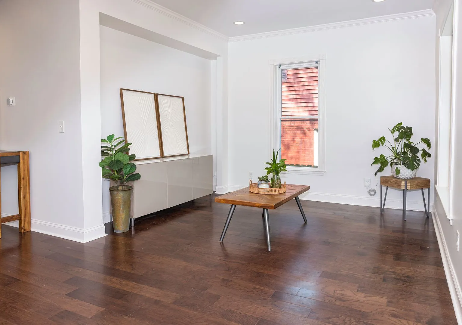 Spacious 4/3.5 w/ Master on Main and Fully Fenced Backyard! — Photo 4