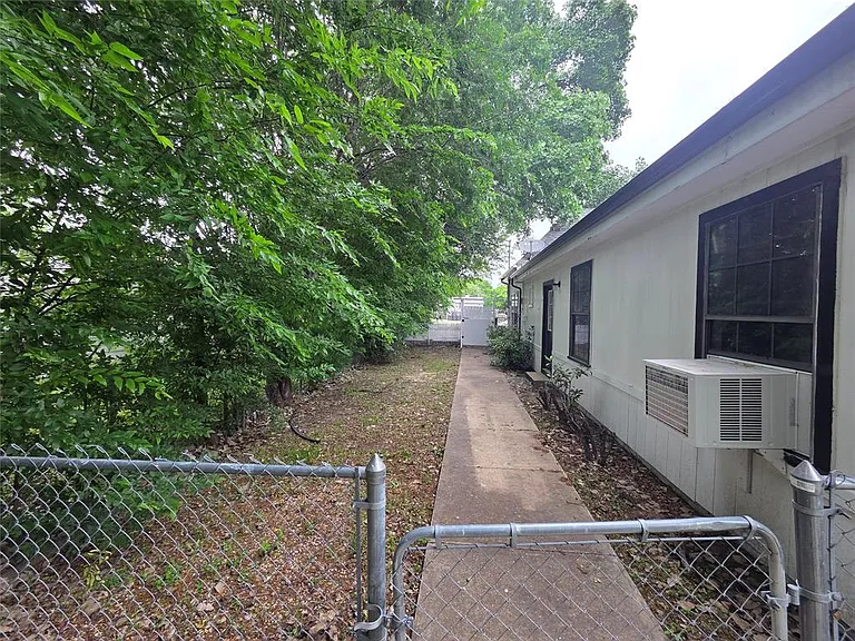 417 E Main St — Photo 9