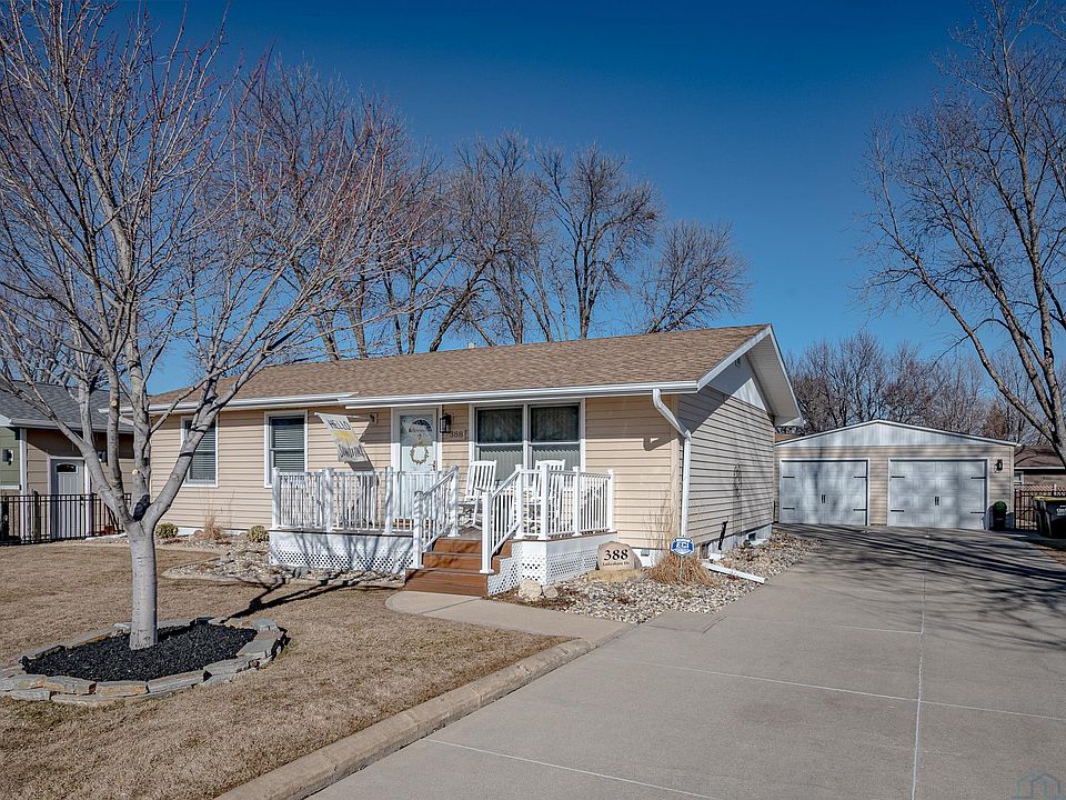 1st image of 388 Lakeshore Dr