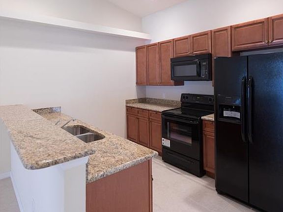 2nd image of 902/904 SE 6th Ct