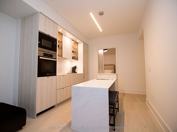 4th image of 11 Yorkville Ave #1807