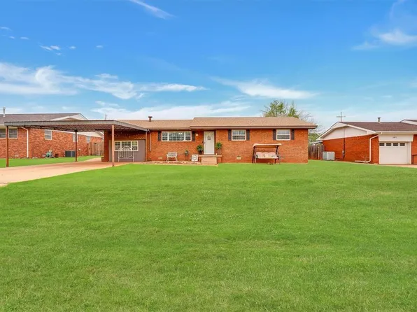 1304 N 3rd St, Sayre, OK 73662