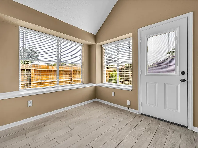 1046 Willersley Ln — Photo 8