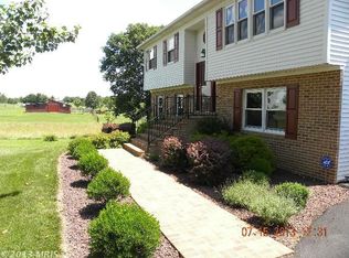 208 Falcon Dr, Falling Waters, WV 25419