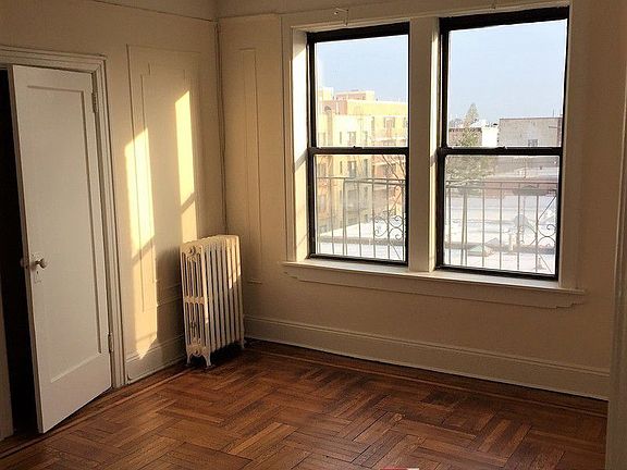 5th image of 3149 36th St APT 1F