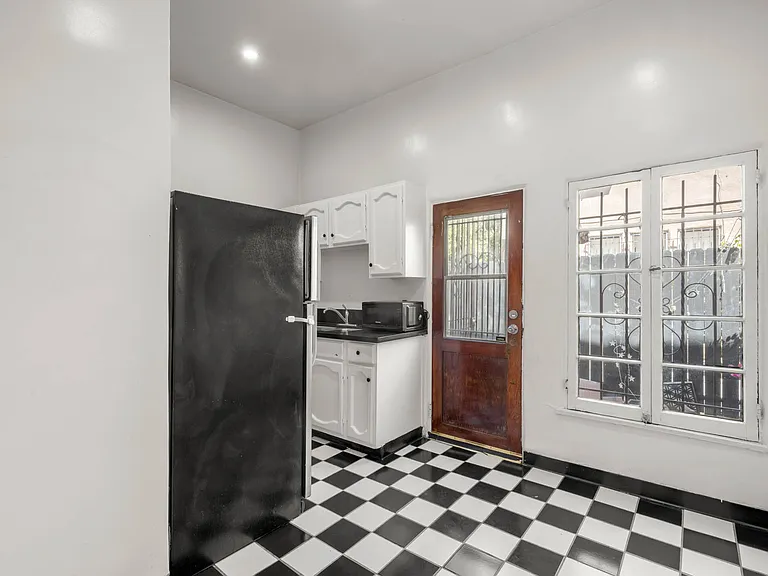 226 S Fuller Ave — Photo 7