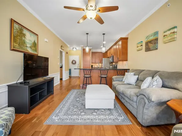 1403 Pointe Gate Dr, Livingston, NJ 07039