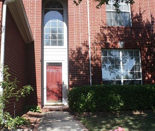3rd image of 812 Lake Bluff Dr