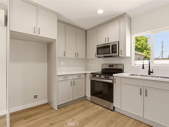 3rd image of 2155 Euclid Ave #A