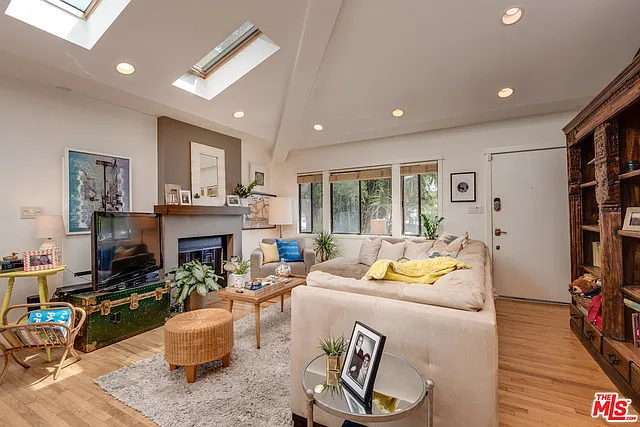 2 bed, 2.0 bath, 1066 sqft, $7,750 — Photo 3
