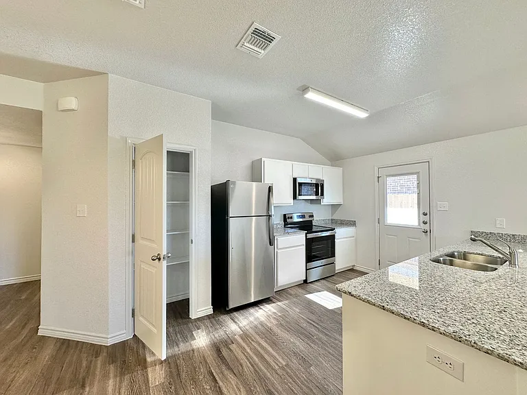 213 Dolphin Dr — Photo 7