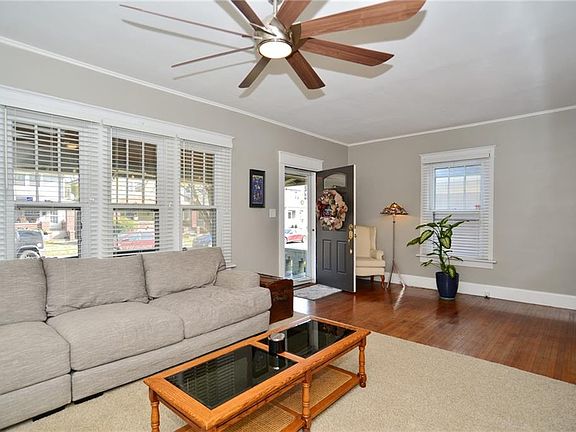 4th image of 4926 N Broadway St