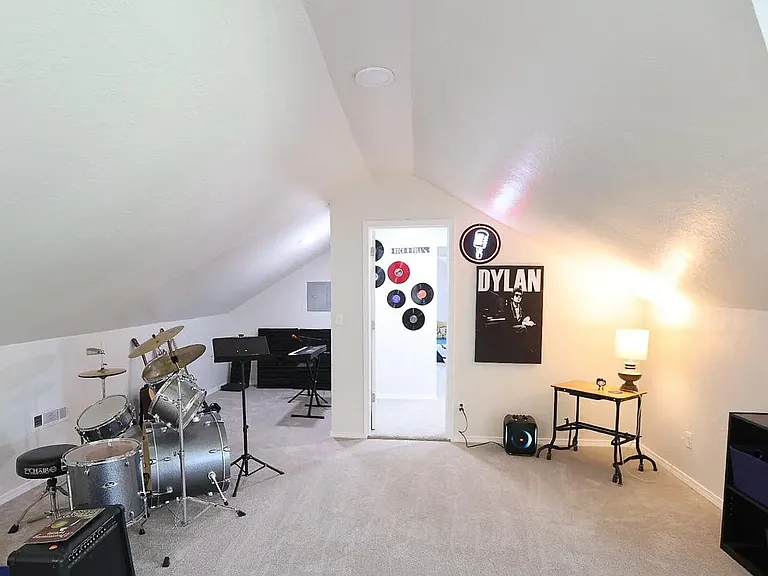 109 Road Runner Dr — Photo 5