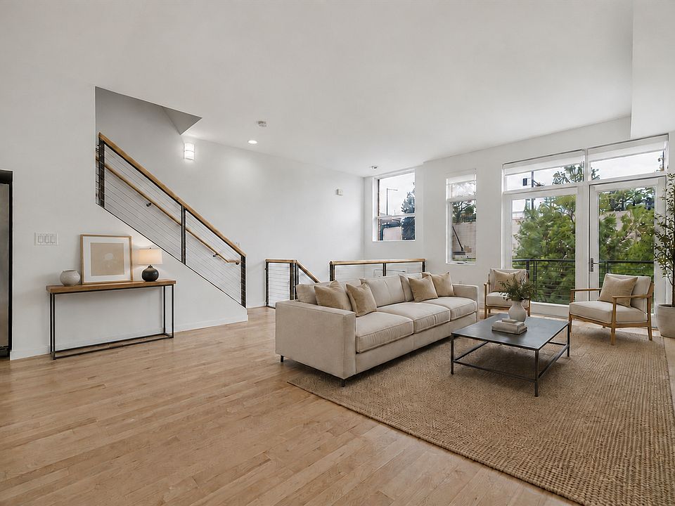 Oversized living area with ample space.
*Virtually Staged