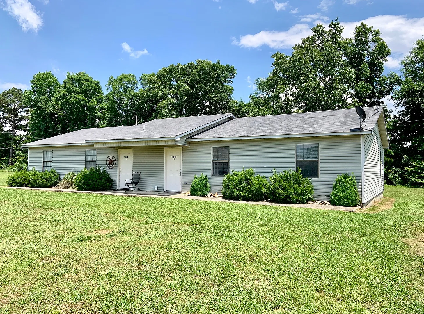 2 Bedrooom Duplex with Yard — Photo 1