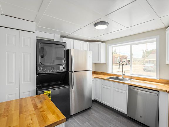 You'll love the added convenience of having a washer and dryer in your home! A big time saver!