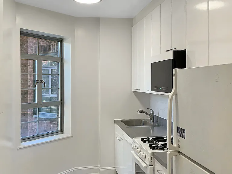 150 Greenway Ter #24W — Photo 8