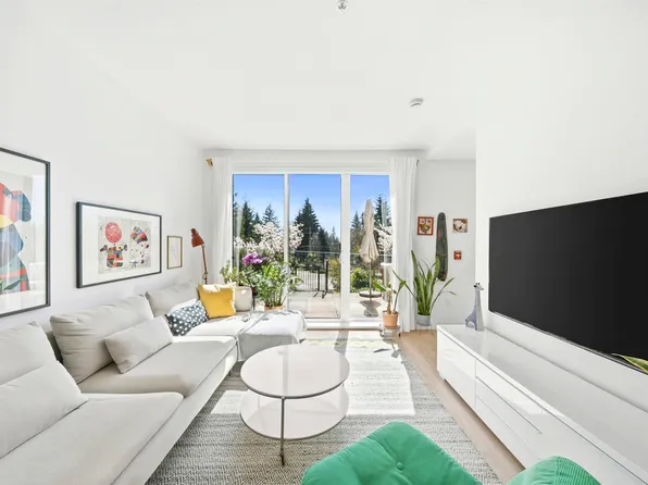 9888 University Cres #209, Burnaby, BC V5A 0E5