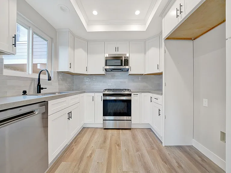 2476 Elden Ave — Photo 14