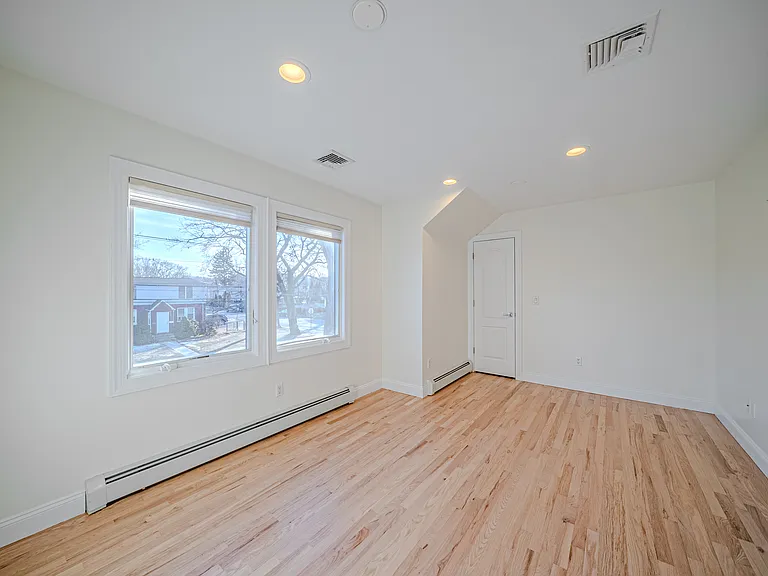 47 Columbus Dr — Photo 25