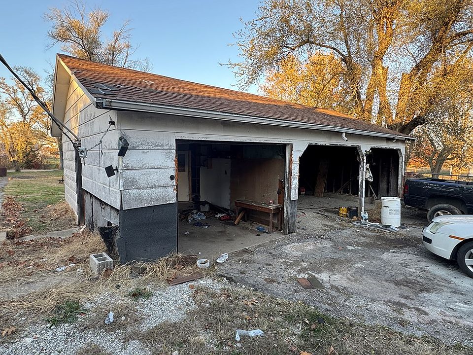 2nd image of 411 E 2nd St