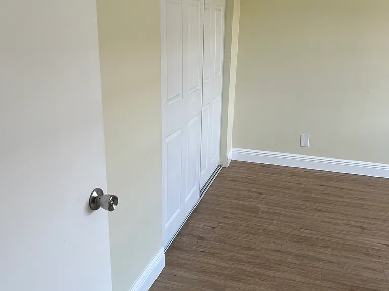615 NE 8th St #17 — Photo 5