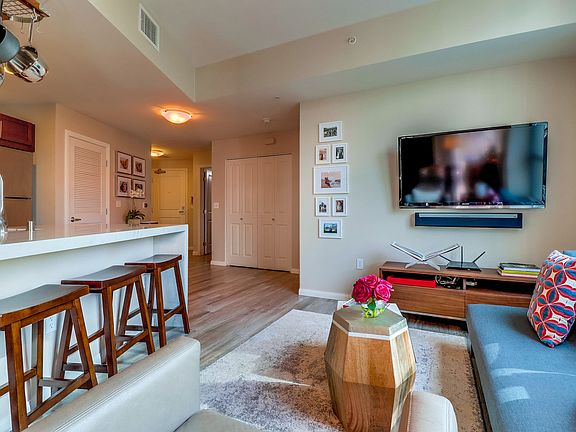 5th image of 253 10th Ave Unit 520