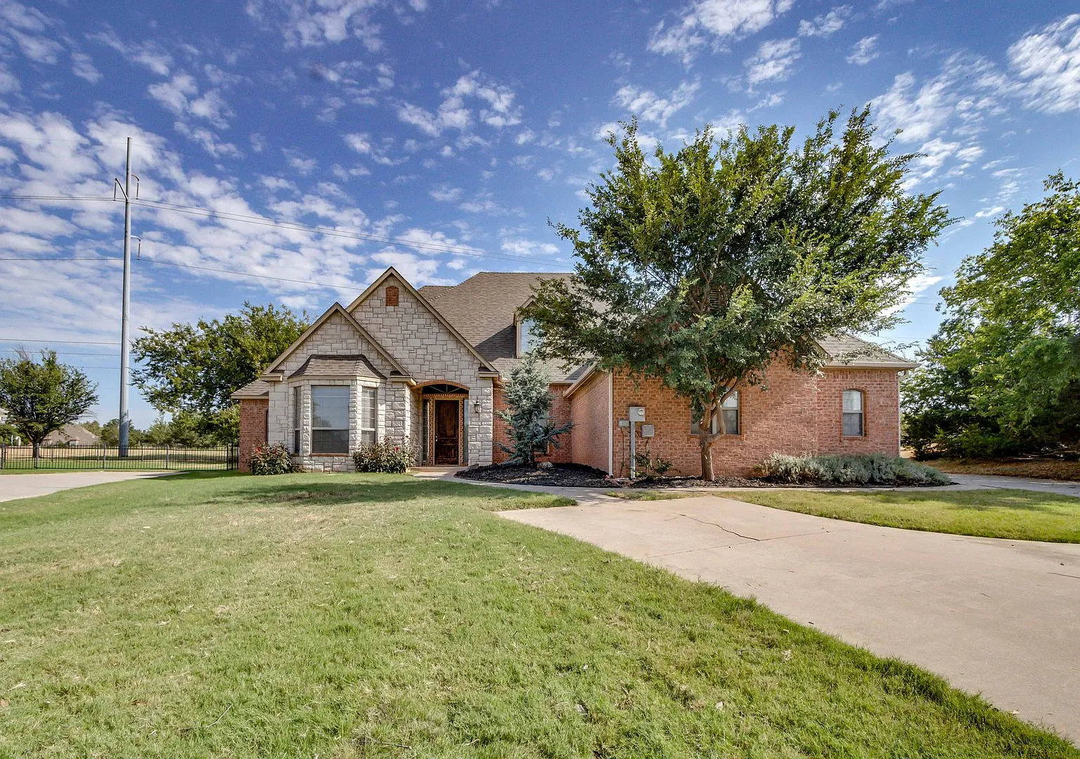 Beautiful 4Bedroom Home tucked away on a quiet cul-de-sac in Coffee Creek! Edmond Schools! Availa... — Photo 2