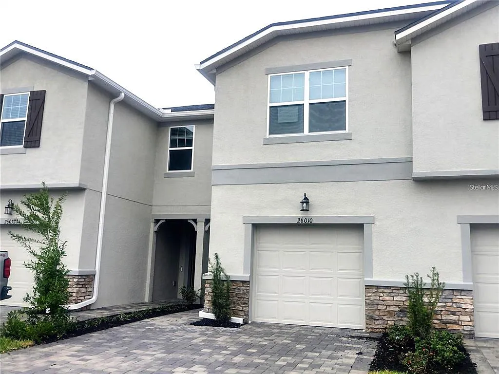 3 bed, 2.5 bath, 1888 sqft, $2,400 — Photo 1