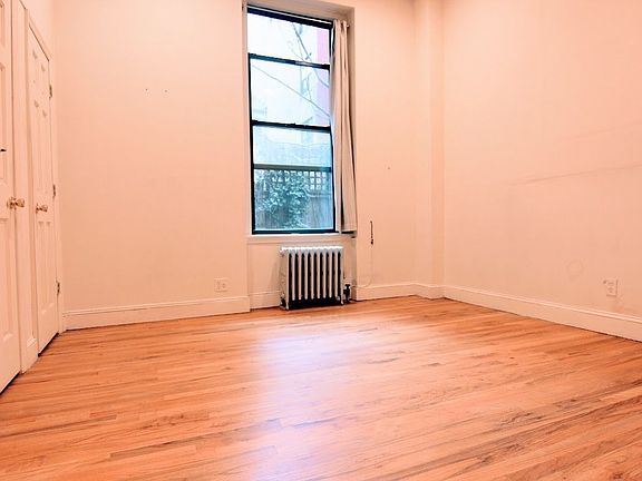 3rd image of 258 W 22nd St