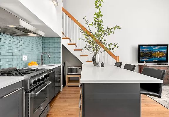 2nd image of 100 W 72nd St APT 2F