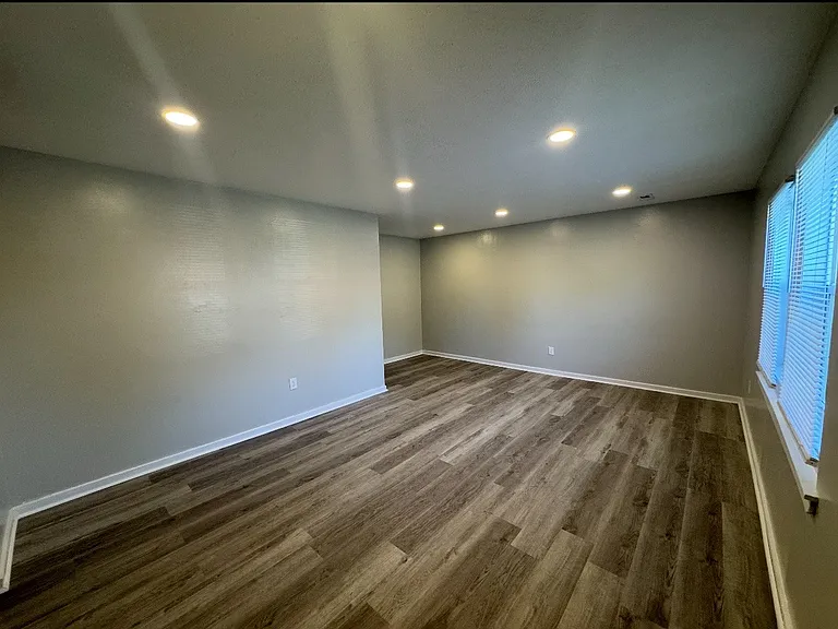 2155 N Catherwood Ave — Photo 10