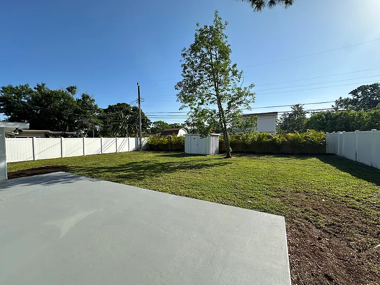 7355 Meadowlawn Dr N — Photo 17
