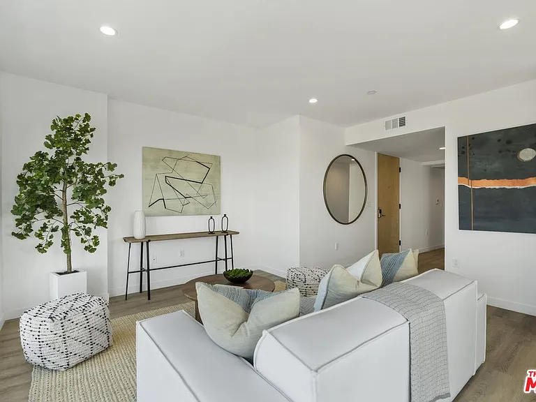 10918 Camarillo St #301 — Photo 5