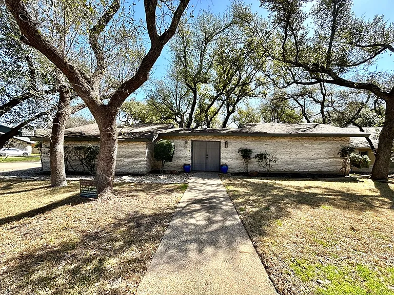 9108 Balcones Club Dr — Photo 2
