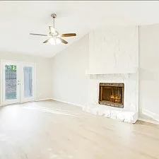 632 Northeast Juanita Court — Photo 2