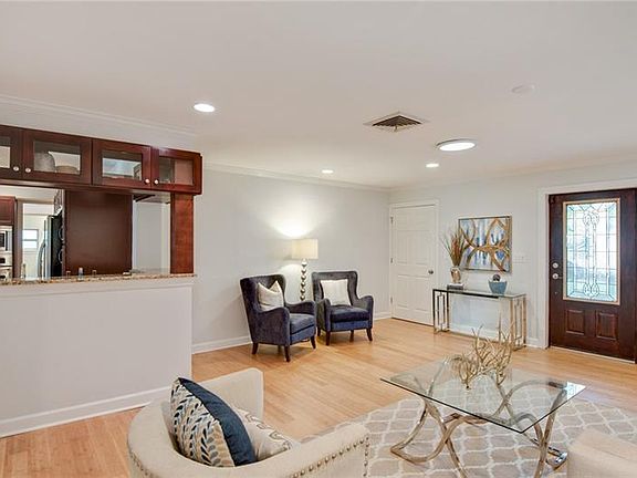 3rd image of 209 S Gardenia Ave