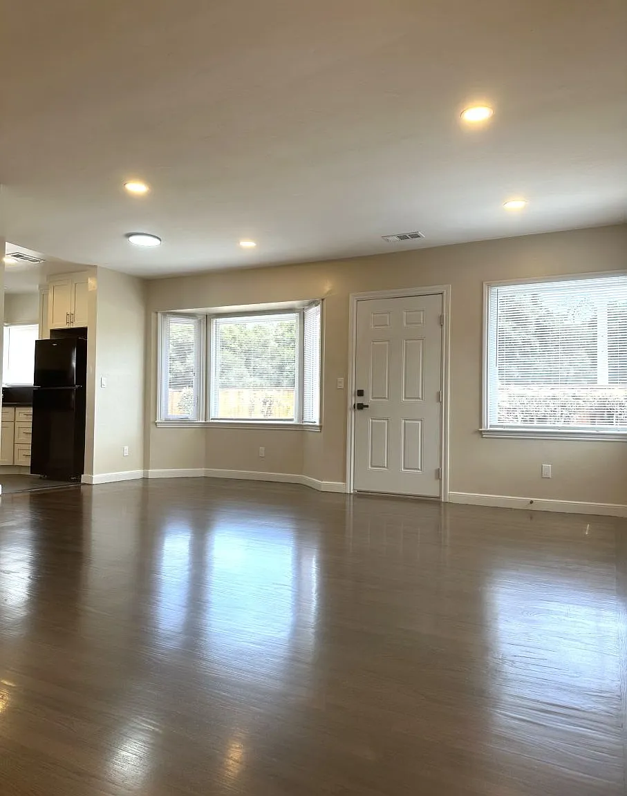 2 bed, 1280 sqft, $4,950 — Photo 2