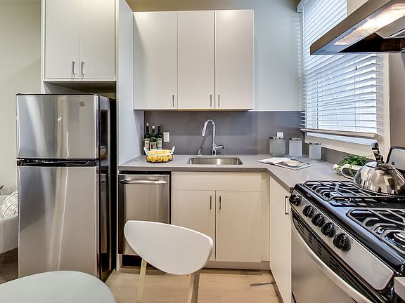 2nd image of 1656 Sacramento St #6