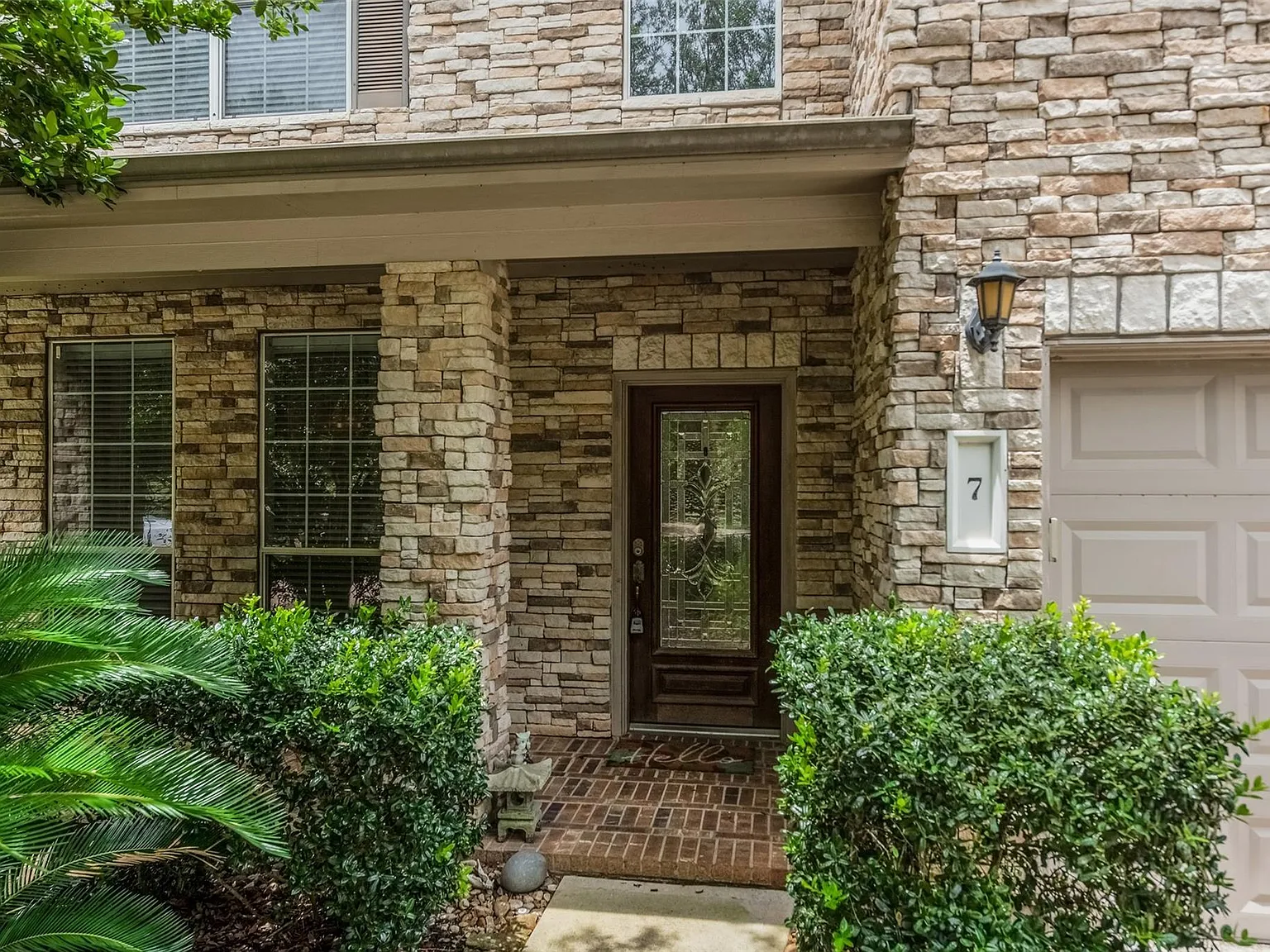 4 bed, 2.0 bath, 2737 sqft, $3,300 — Photo 2