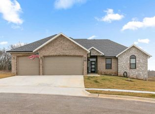 1361 N Rainbow St, Nixa, MO 65714