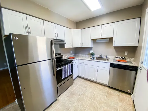 921 Magnolia Ln APT 4, Madison, WI 53713