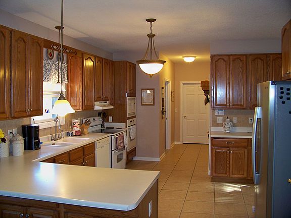 Large Kitchen: Built in oven