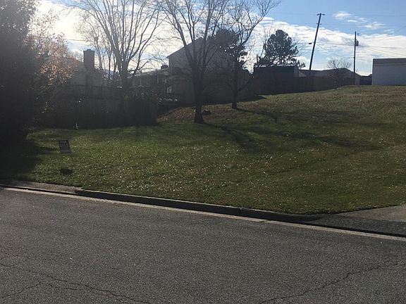 4th image of 411 Parkwood Ave